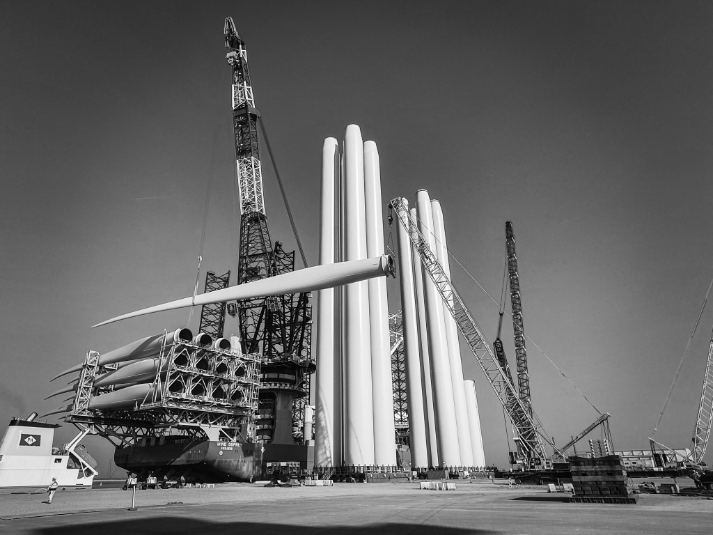 Tandem lift - Loading the last blade