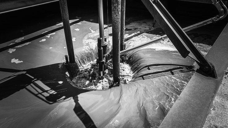 How does a Dredger Hopper overflow “Green Valve” or “Environmental valve” work to reduce turbidity.